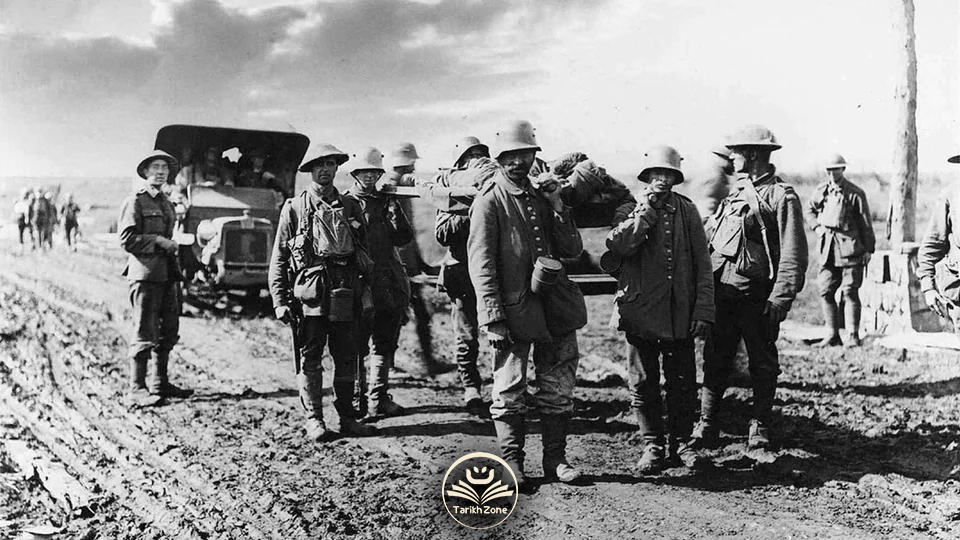 اسرای آلمانی در حال کمک به انتقال سربازان زخمی استرالیایی