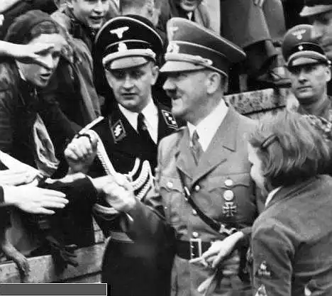 بررسی و خلاصه کتاب "تا به آخر با هیتلر" نوشته هاینتس لینگه 1 هیتلر در کنار هاینس لینگه، پیشکارش و نویسنده کتاب تا به آخر با هیتلر