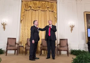 استیو ویتکاف کیست؟ اطلاعاتی کامل از نماینده ترامپ در خاورمیانه 1 ترامپ و استیو ویتکاف در سال ۲۰۱۸