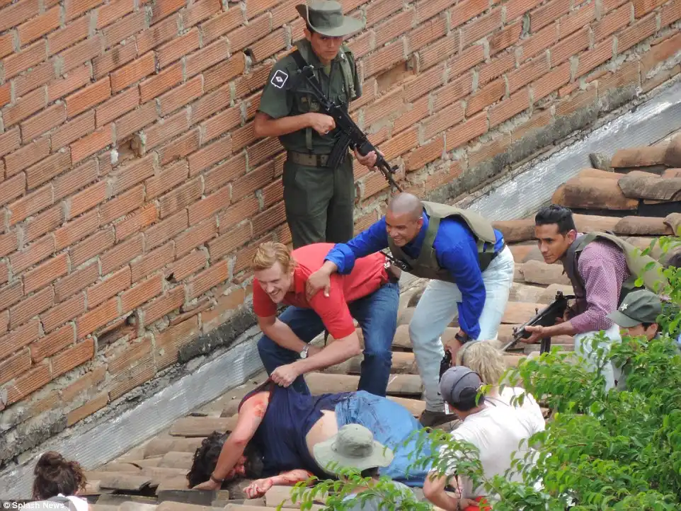 حقایقی از زندگی پابلو اسکوبار: 8 فکت جالب از پادشاه کوکائین 4 لحظاتی بعد از مرگ پابلو اسکوبار(تصویر مربوط به سریال نارکوس میباشد)