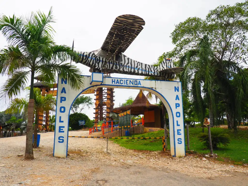 حقایقی از زندگی پابلو اسکوبار: 8 فکت جالب از پادشاه کوکائین 1 ورودی عمارت هاسیندا ناپولس