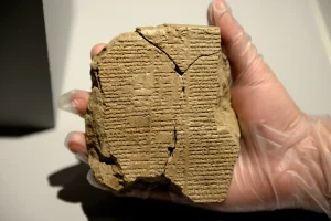 اولین کتاب جهان اسمش چی بود و چه زمانی نوشته شد؟ 1 قطعهای از لوح پنجم حماسه گیلگمش